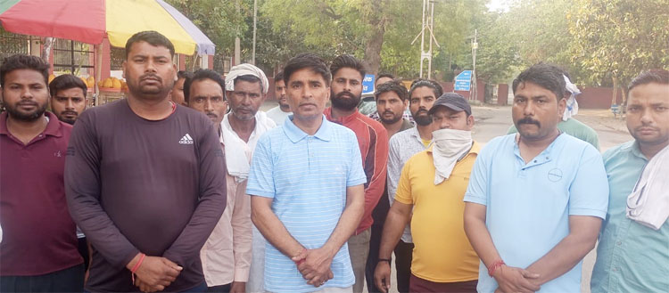 सोनीपत: वेतन नहीं मिलने पर सफाई कर्मचारी प्रदर्शन करते हुए। सोनीपत: वेतन नहीं मिलने पर सफाई कर्मचारी प्रदर्शन करते हुए।