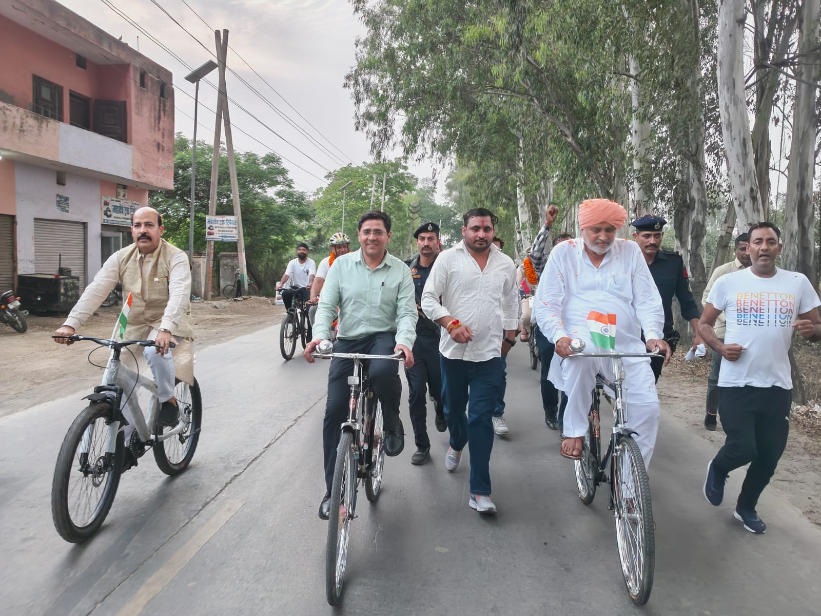 कृषि मंत्री श्याम सिंह राणा साइकिल चलाते हुए कृषि मंत्री श्याम सिंह राणा साइकिल चलाते हुए