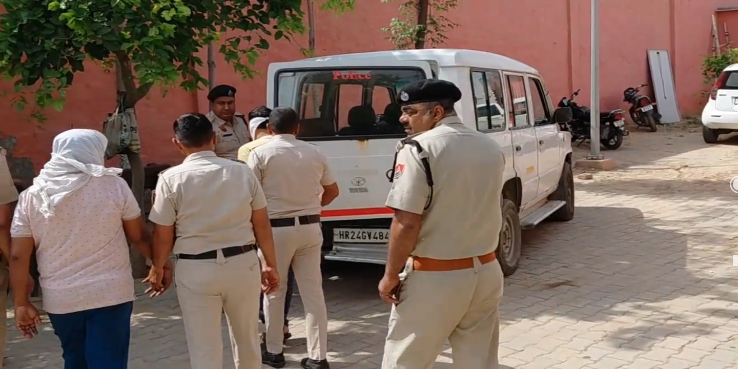पकड़े गए आरोपियों को ले जाती पुलिस। पकड़े गए आरोपियों को ले जाती पुलिस।