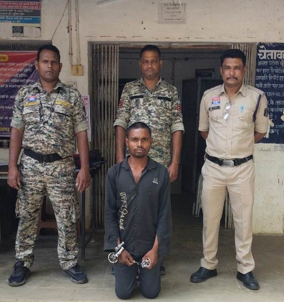 पुलिस के गिरफ्त में आरोपी पुलिस के गिरफ्त में आरोपी