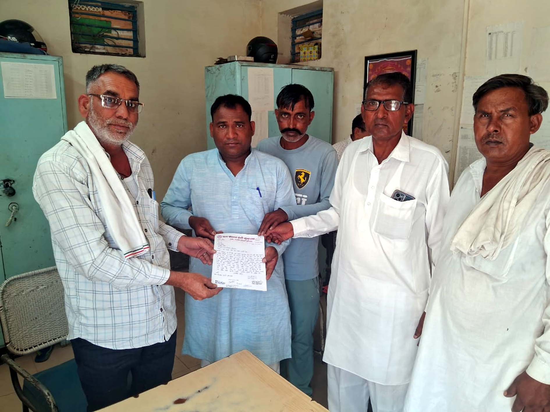 पांच गांवों के प्रतिनिधि रोडवेज के डीआई को मांग पत्र देते हुए।
