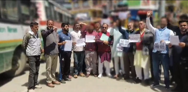 हरिपुरधार में युवा मोर्चा भाजपा का प्रदर्शन हरिपुरधार में युवा मोर्चा भाजपा का प्रदर्शन