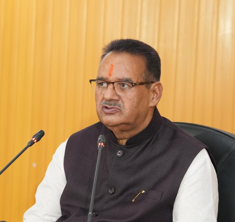 कृषि मंत्री गणेश जोशी सचिवालय स्थित मीडिया सेंटर में पत्रकारों से बातचीत करते ।
