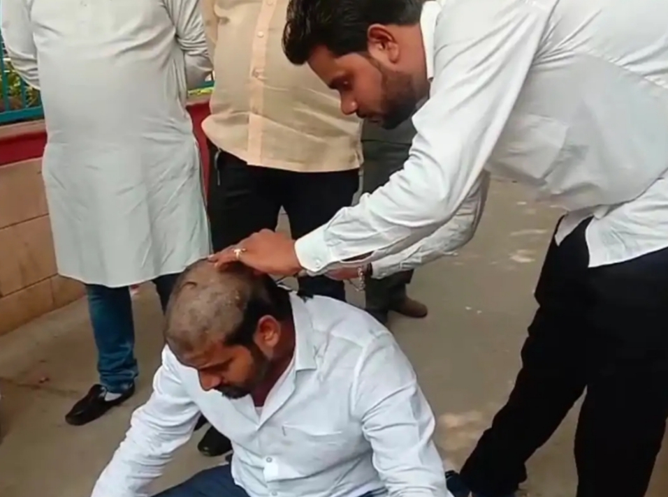 मुंडन कराते पार्षद मुंडन कराते पार्षद