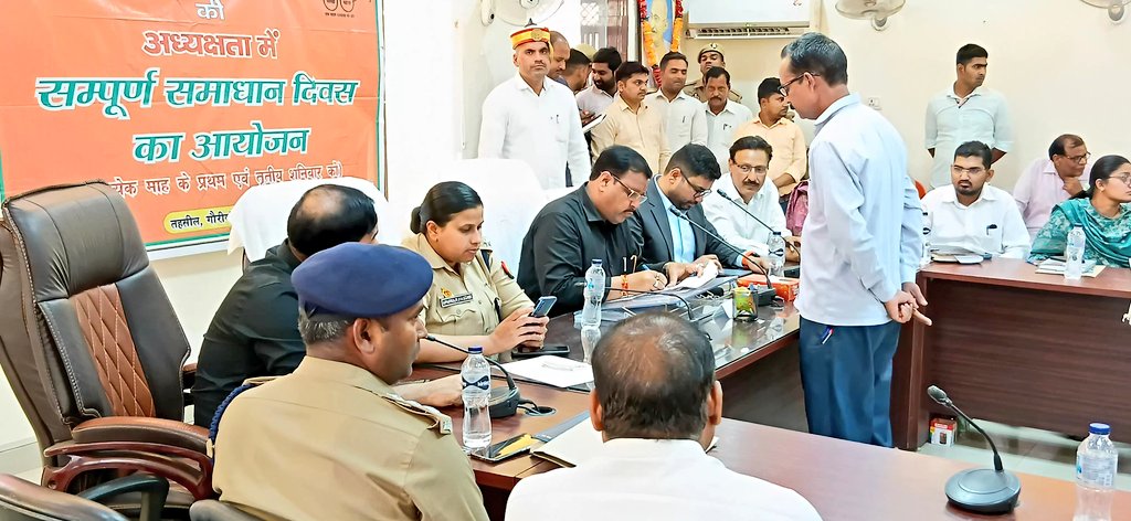 तहसील दिवस पर जन समस्याओं को सुनते हुए नवागढ़ जिला अधिकारी तहसील दिवस पर जन समस्याओं को सुनते हुए नवागढ़ जिला अधिकारी