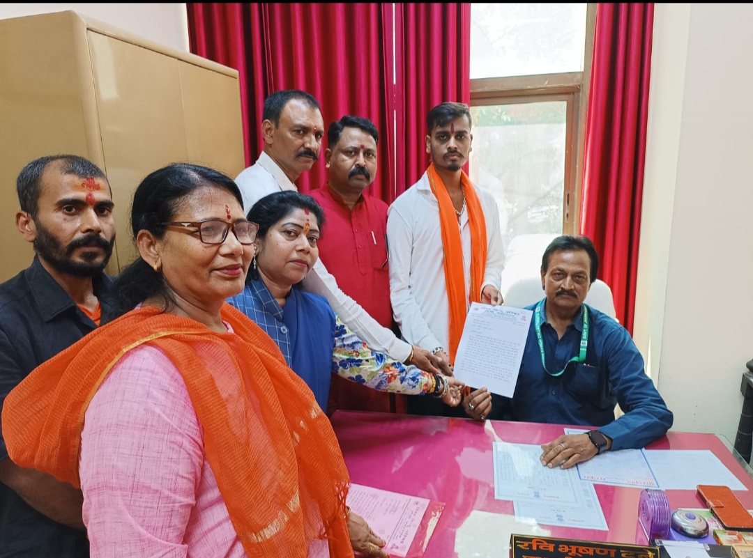 ज्ञापन देते विहिप कार्यकर्ता