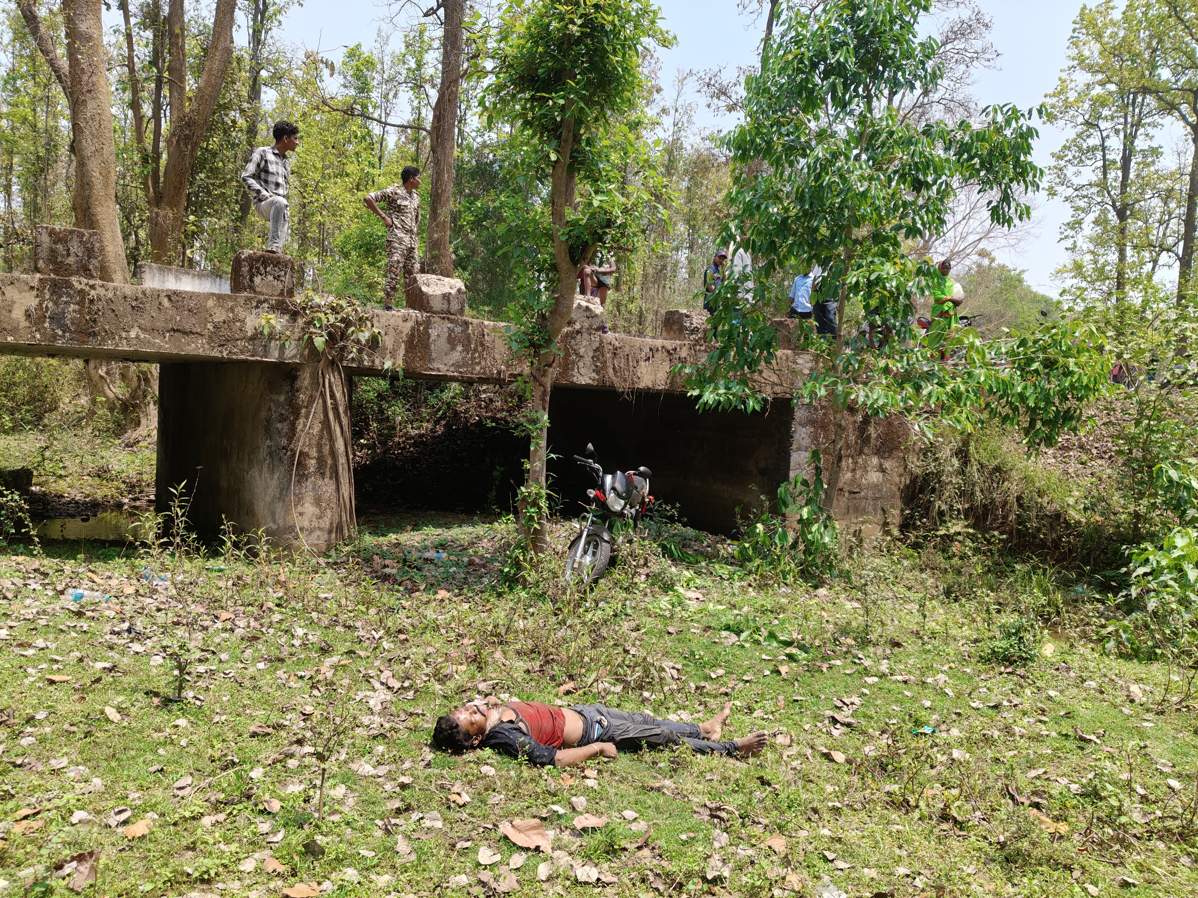 शव को बाहर निकाली पुलिस। शव को बाहर निकाली पुलिस।