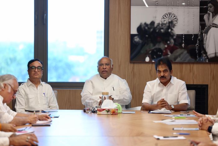 नई दिल्लीः कांग्रेस मुख्यालय इंदिरा भवन में शनिवार को एआईसीसी महासचिवों, कांग्रेस प्रभारियों और विभिन्न अनुषांगिक संगठनों के अध्यक्षों की बैठक को में पार्टी अध्यक्ष मल्लिकार्जुन खरगे, कोषाध्यक्ष अजय माकन, महासचिव केसी वेणुगोपाल और जयराम रमेश नई दिल्लीः कांग्रेस मुख्यालय इंदिरा भवन में शनिवार को एआईसीसी महासचिवों, कांग्रेस प्रभारियों और विभिन्न अनुषांगिक संगठनों के अध्यक्षों की बैठक को में पार्टी अध्यक्ष मल्लिकार्जुन खरगे, कोषाध्यक्ष अजय माकन, महासचिव केसी वेणुगोपाल और जयराम रमेश