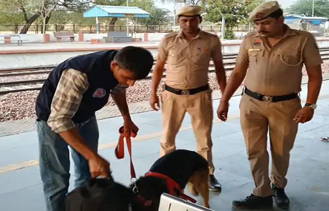 रेलवे स्टेशन पर पुलिस जांच करते हुए। रेलवे स्टेशन पर पुलिस जांच करते हुए।