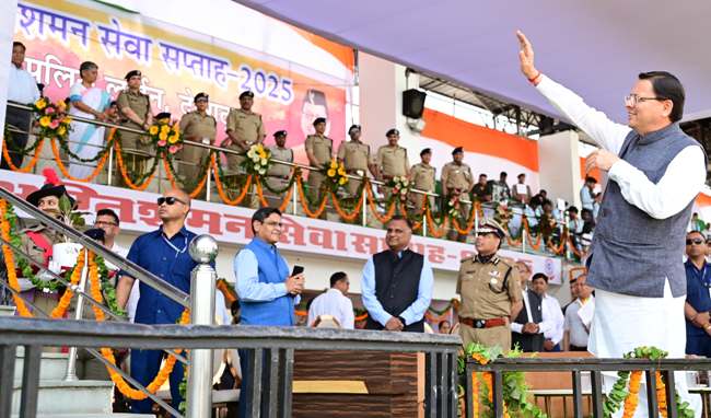 कार्यक्रम अग्निशमन कर्मियों का अभिवादन स्वीकारते मुख्यमंत्री। कार्यक्रम अग्निशमन कर्मियों का अभिवादन स्वीकारते मुख्यमंत्री।