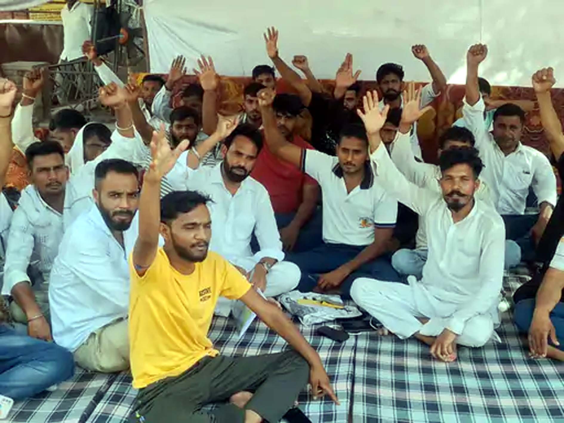 लघु सचिवालय के बाहर धरना देते ग्रामीण। लघु सचिवालय के बाहर धरना देते ग्रामीण।