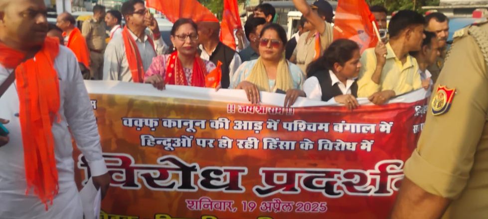 लखनऊ में प्रदर्शन करते विहिप कार्यकर्ता लखनऊ में प्रदर्शन करते विहिप कार्यकर्ता