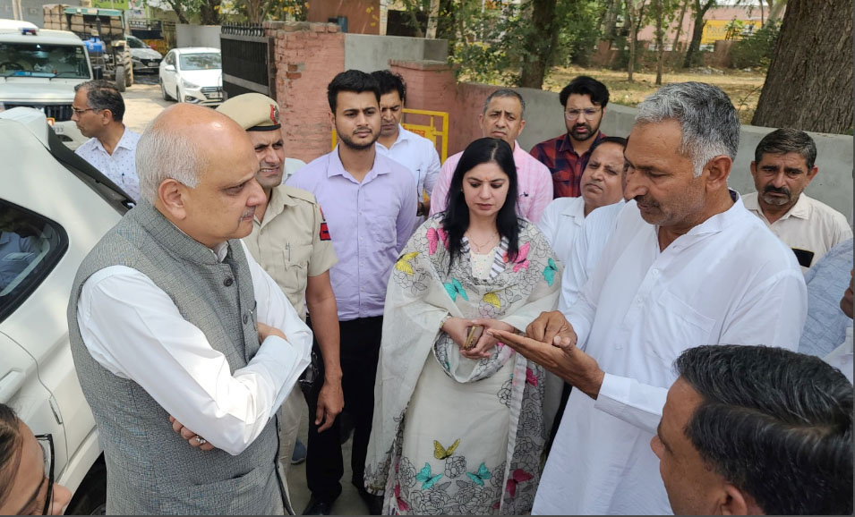 सोनीपत: एसीएस आनंद मोहन गोहाना की एसडीएम अंजली को कार्रवाई के आदेश देते हुए। सोनीपत: एसीएस आनंद मोहन गोहाना की एसडीएम अंजली को कार्रवाई के आदेश देते हुए।