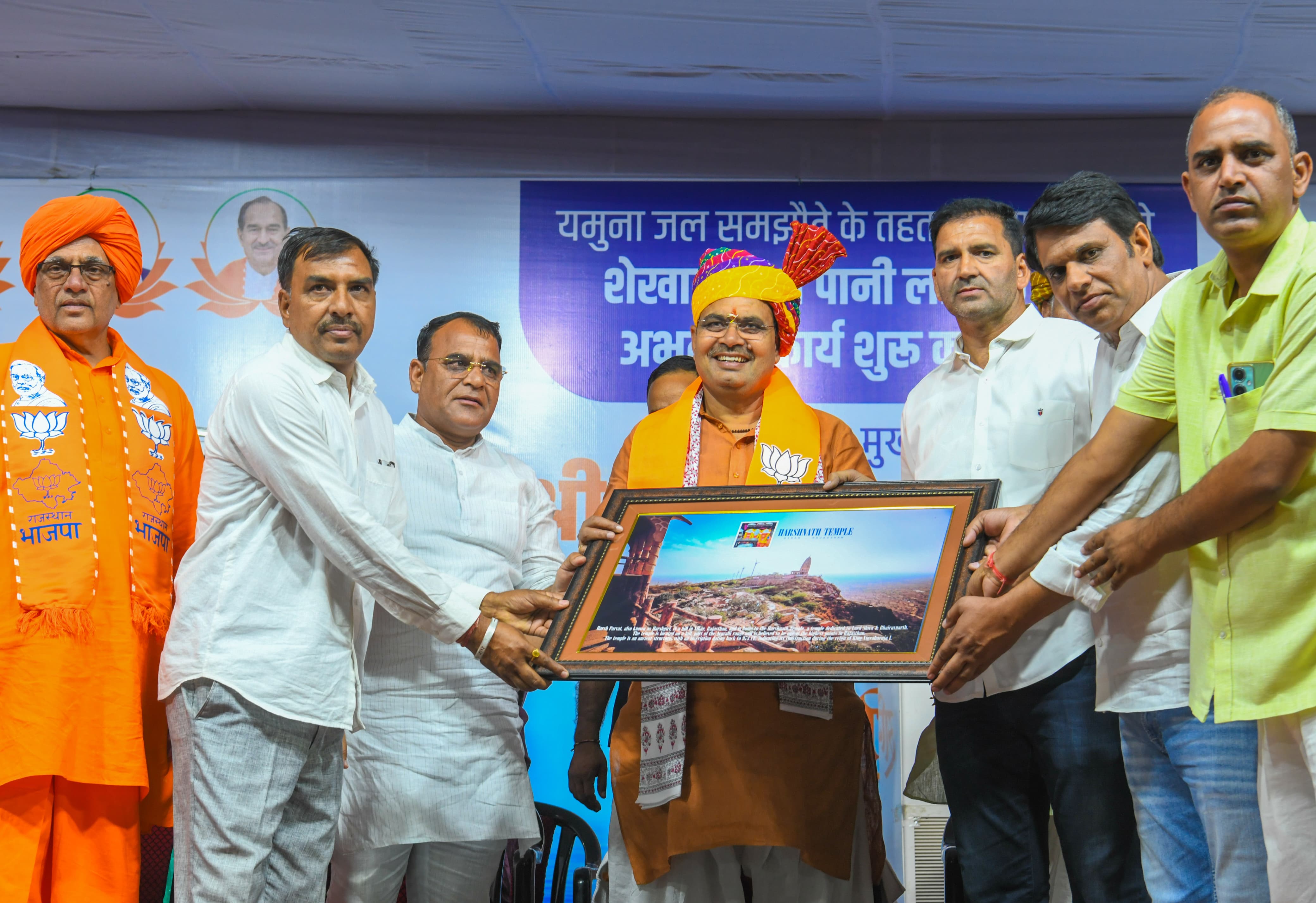 मुख्यमंत्री भजनलाल शर्मा का सीकर दौरे के दौरान स्वागत मुख्यमंत्री भजनलाल शर्मा का सीकर दौरे के दौरान स्वागत
