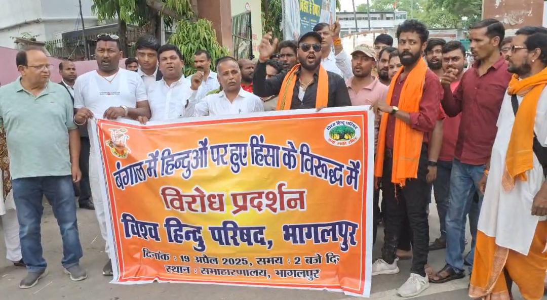 प्रदर्शन करते लोग प्रदर्शन करते लोग