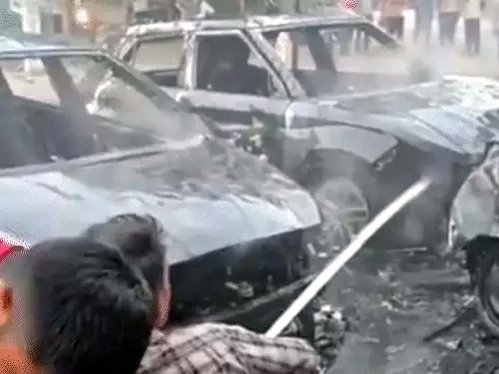 कारों में लगी आग बुझाते कर्मचारी। कारों में लगी आग बुझाते कर्मचारी।