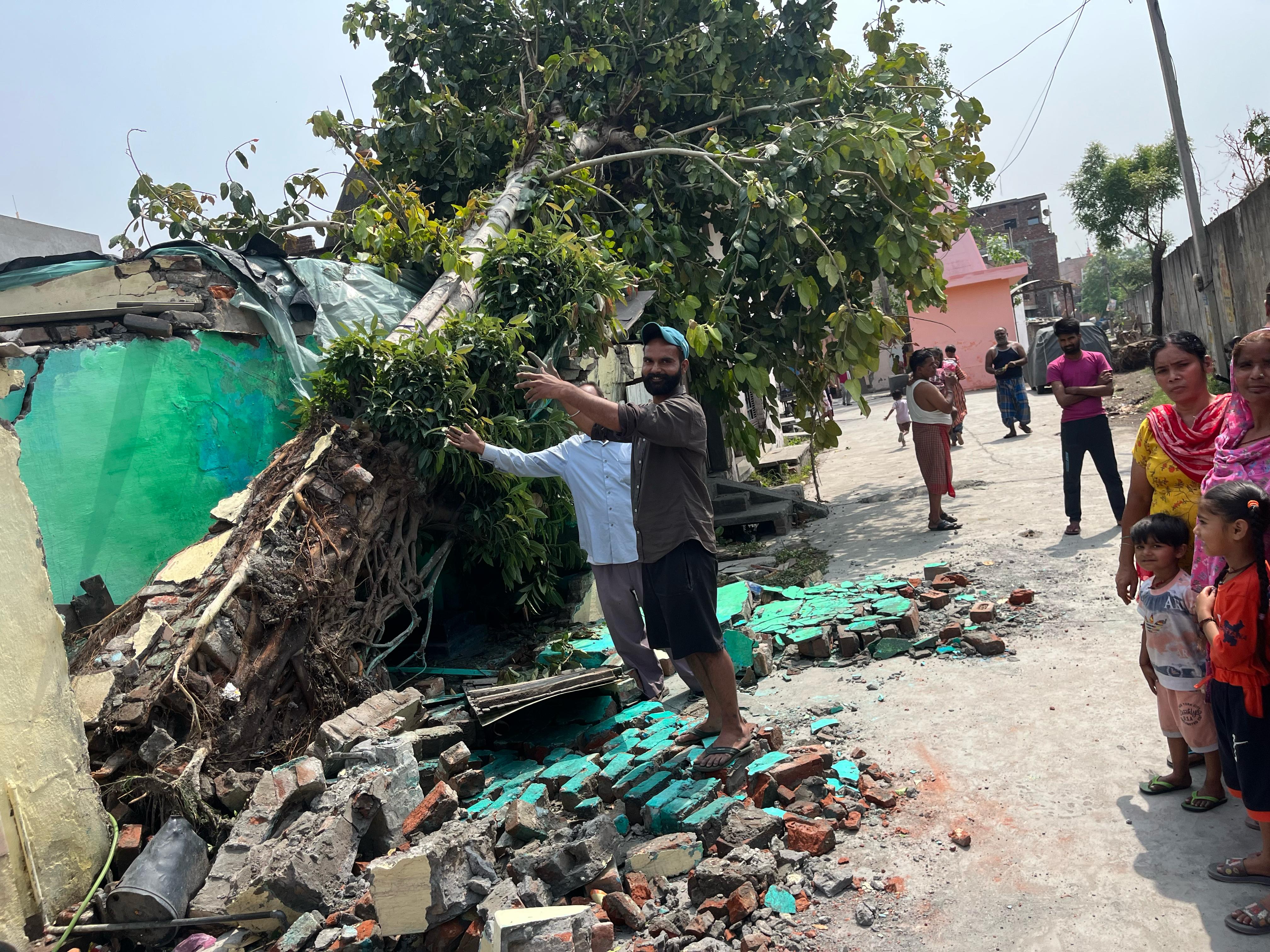अपने मकान को ठीक करते हुए मकान मालिक अपने मकान को ठीक करते हुए मकान मालिक