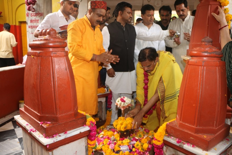 उप मुख्यमंत्री राजेन्द्र शुक्ल ने दतिया में माँ पीताम्बरा के किए दर्शन उप मुख्यमंत्री राजेन्द्र शुक्ल ने दतिया में माँ पीताम्बरा के किए दर्शन