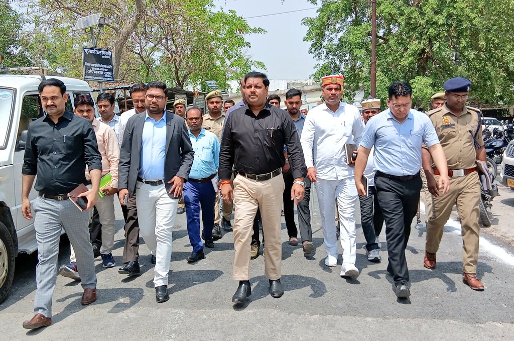 कोषागार जाते हुए नए डीएम