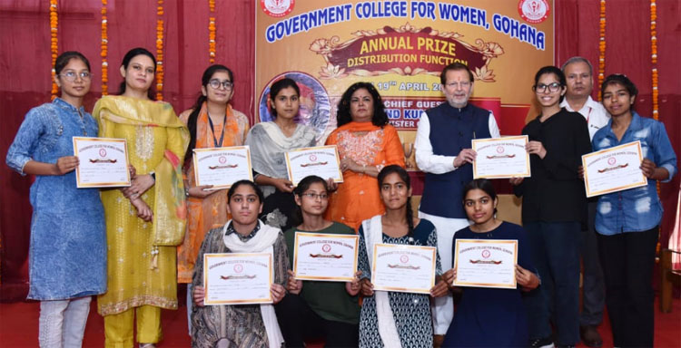 सोनीपत: कैबिनेट मंत्री डॉ अरविंद शर्मा व उनकी धर्मपत्नी डॉ रीटा शर्मा ने प्रतिभाशाली छात्राओं को उनकी उपलब्धियों पर सम्मानित करते हुए। सोनीपत: कैबिनेट मंत्री डॉ अरविंद शर्मा व उनकी धर्मपत्नी डॉ रीटा शर्मा ने प्रतिभाशाली छात्राओं को उनकी उपलब्धियों पर सम्मानित करते हुए।