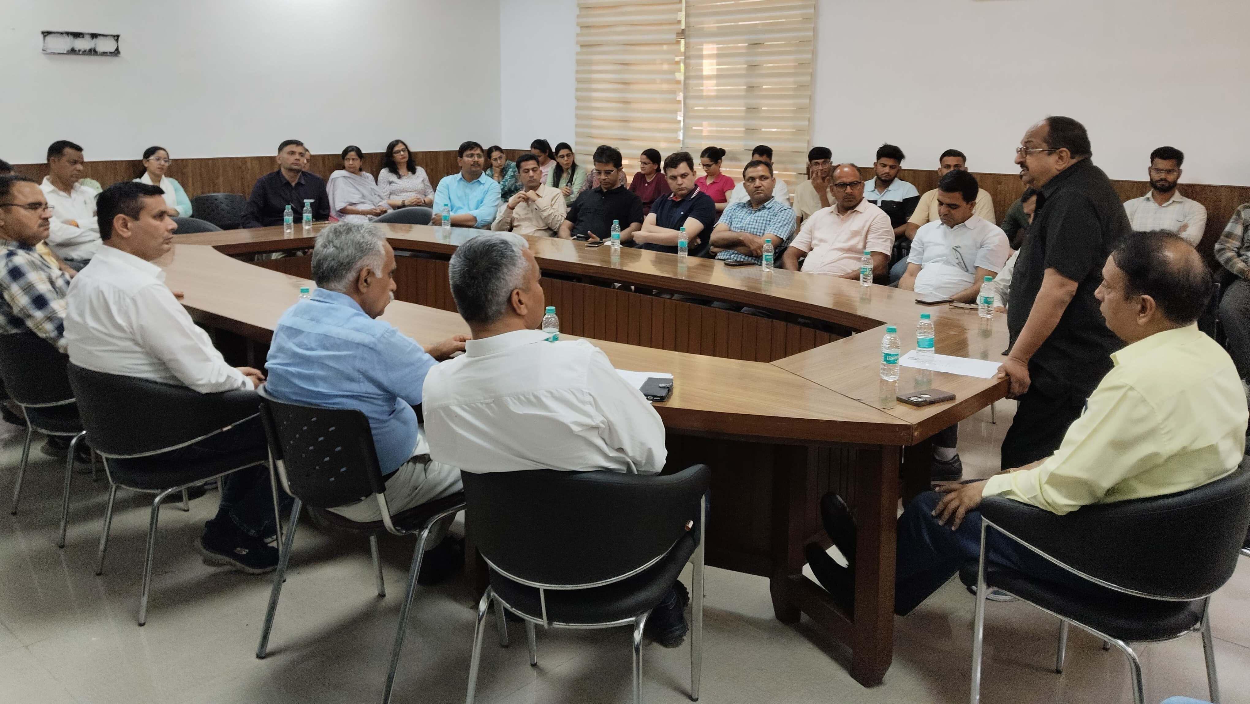 कार्यक्रम को संबोधित करते डॉ. जितेंद्र भारद्वाज कार्यक्रम को संबोधित करते डॉ. जितेंद्र भारद्वाज