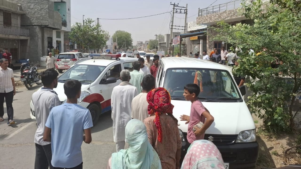 आसंडा में ग्रामीणों ने जाम कर दिया झज्जर-सांपला मार्ग। आसंडा में ग्रामीणों ने जाम कर दिया झज्जर-सांपला मार्ग।