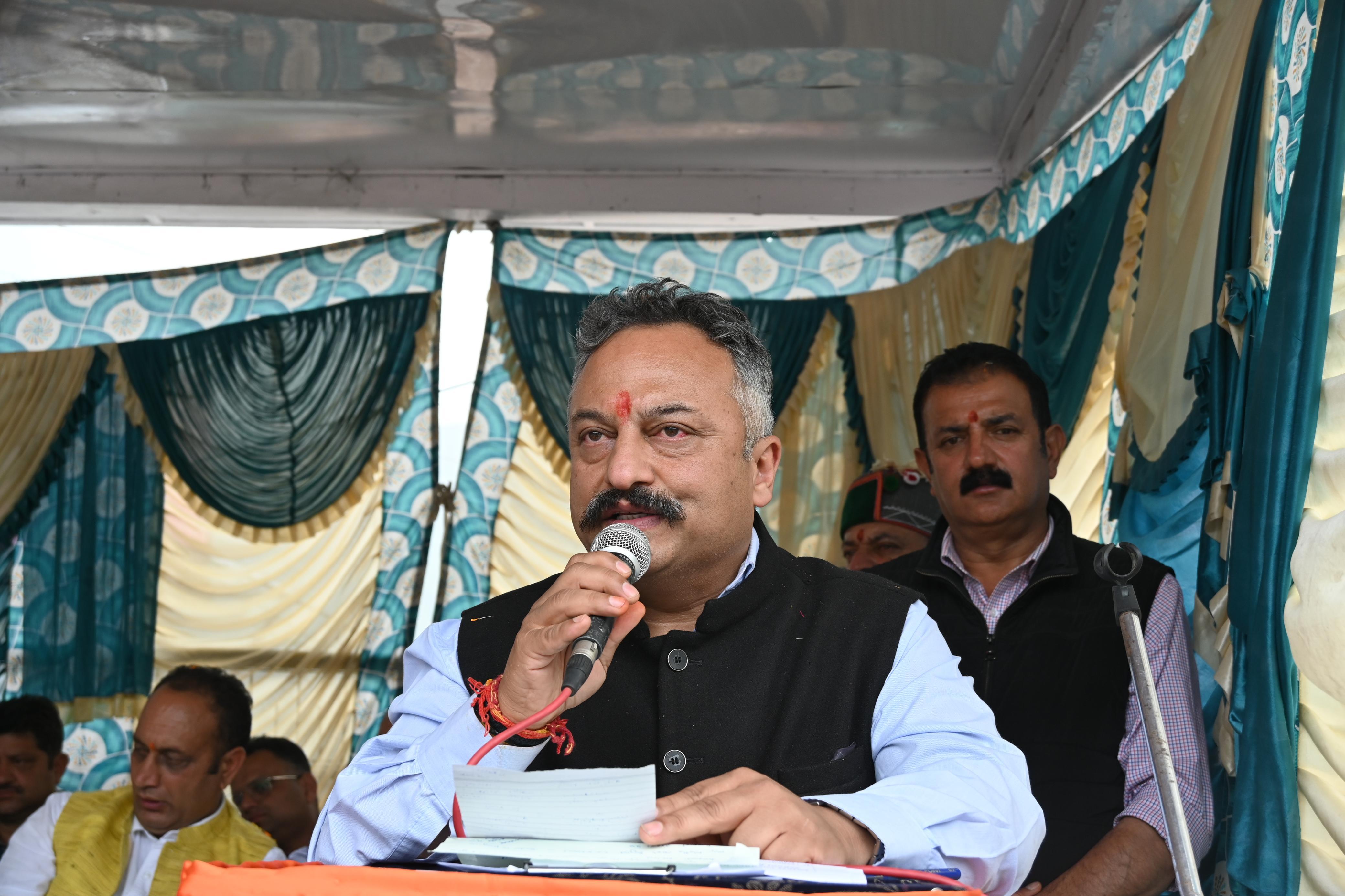 मंत्री रोहित ठाकुर सम्बोधित करते हुए मंत्री रोहित ठाकुर सम्बोधित करते हुए