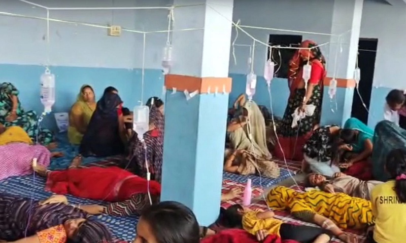 शादी में दूषित खाना खाने के बाद 125 लोगों की तबीयत बिगड़ी, स्कूल को बनाया अस्थायी अस्पताल शादी में दूषित खाना खाने के बाद 125 लोगों की तबीयत बिगड़ी, स्कूल को बनाया अस्थायी अस्पताल