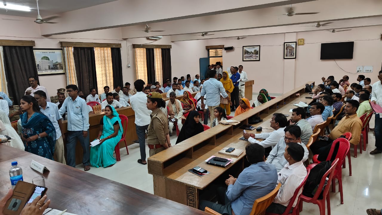 अविवादित वरासत के प्रकरण को प्राथमिकता पर निस्तारित किया जायेंः-मंगला प्रसाद सिंह गाँव में विवाद होने की स्थिति में पुलिस टीम तत्काल मौके पर जाये:-नीरज कुमार जादौन अविवादित वरासत के प्रकरण को प्राथमिकता पर निस्तारित किया जायेंः-मंगला प्रसाद सिंह गाँव में विवाद होने की स्थिति में पुलिस टीम तत्काल मौके पर जाये:-नीरज कुमार जादौन