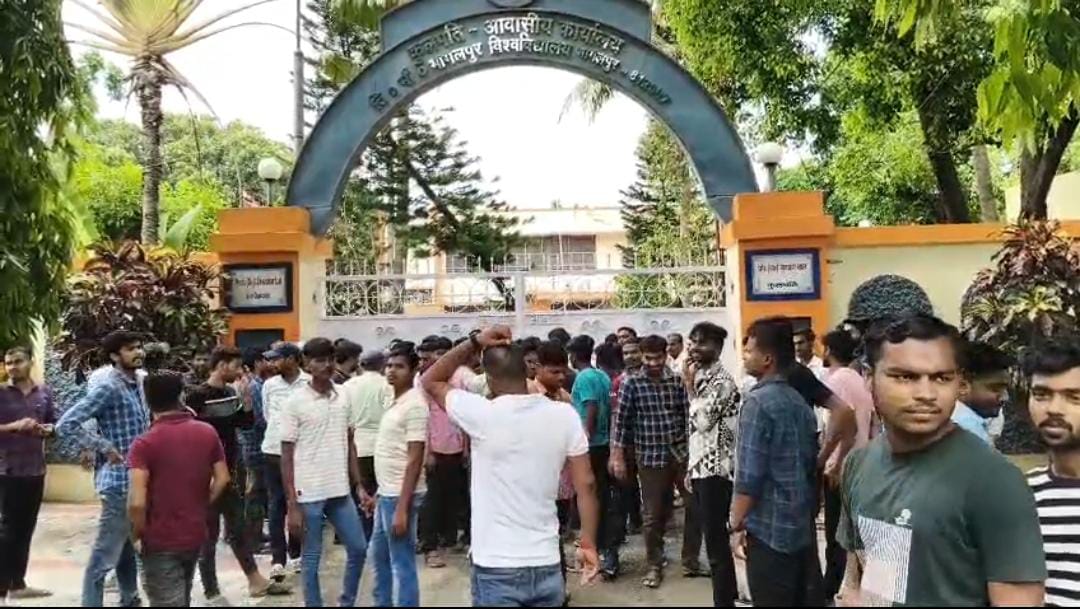 प्रदर्शन करते छात्र प्रदर्शन करते छात्र