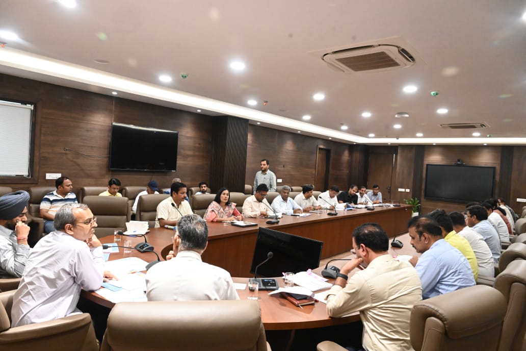 गुरुग्राम निगमायुक्त ने अधिकारियों के साथ की मासिक समीक्षा बैठक गुरुग्राम निगमायुक्त ने अधिकारियों के साथ की मासिक समीक्षा बैठक