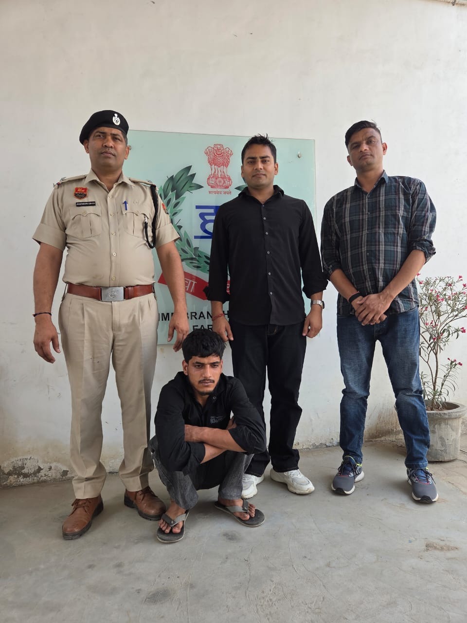 क्राइम ब्रांच ऊंचा गांव की टीम की गिरफ्त मे आरोपी ऑटो ड्राइवर