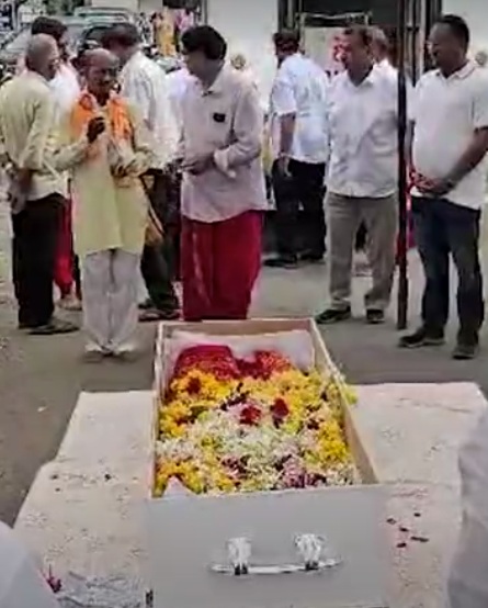 हत्या के शिकार युवक का शव शनिवार सुबह उसके बिलिमोरा स्थित घर पर पहुंचा। हत्या के शिकार युवक का शव शनिवार सुबह उसके बिलिमोरा स्थित घर पर पहुंचा।