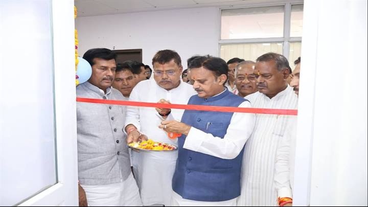 हजार बिस्तर अस्पताल में उप मुख्यमंत्री शुक्ल ने किया टेलीमेडिसिन हब का शुभारंभ हजार बिस्तर अस्पताल में उप मुख्यमंत्री शुक्ल ने किया टेलीमेडिसिन हब का शुभारंभ
