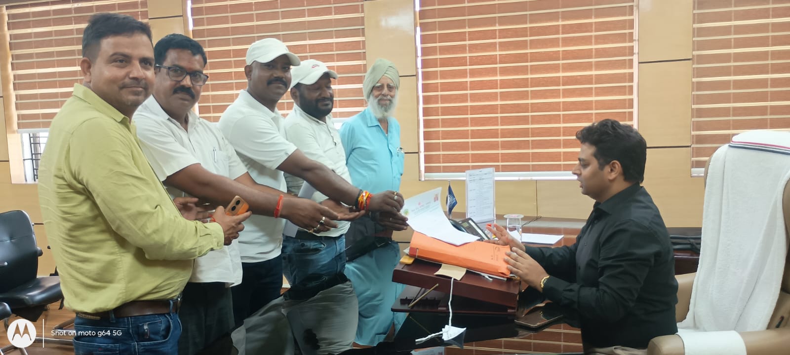 ज्ञापन सौंपते लोग ज्ञापन सौंपते लोग