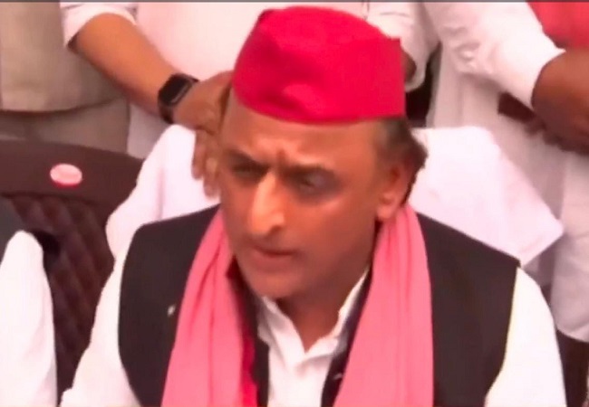 आगरा में सपा अध्यक्ष अखिलेश यादव सपा सांसद सुमन के आवास पर पत्रकारों से बात करते हुए। आगरा में सपा अध्यक्ष अखिलेश यादव सपा सांसद सुमन के आवास पर पत्रकारों से बात करते हुए।