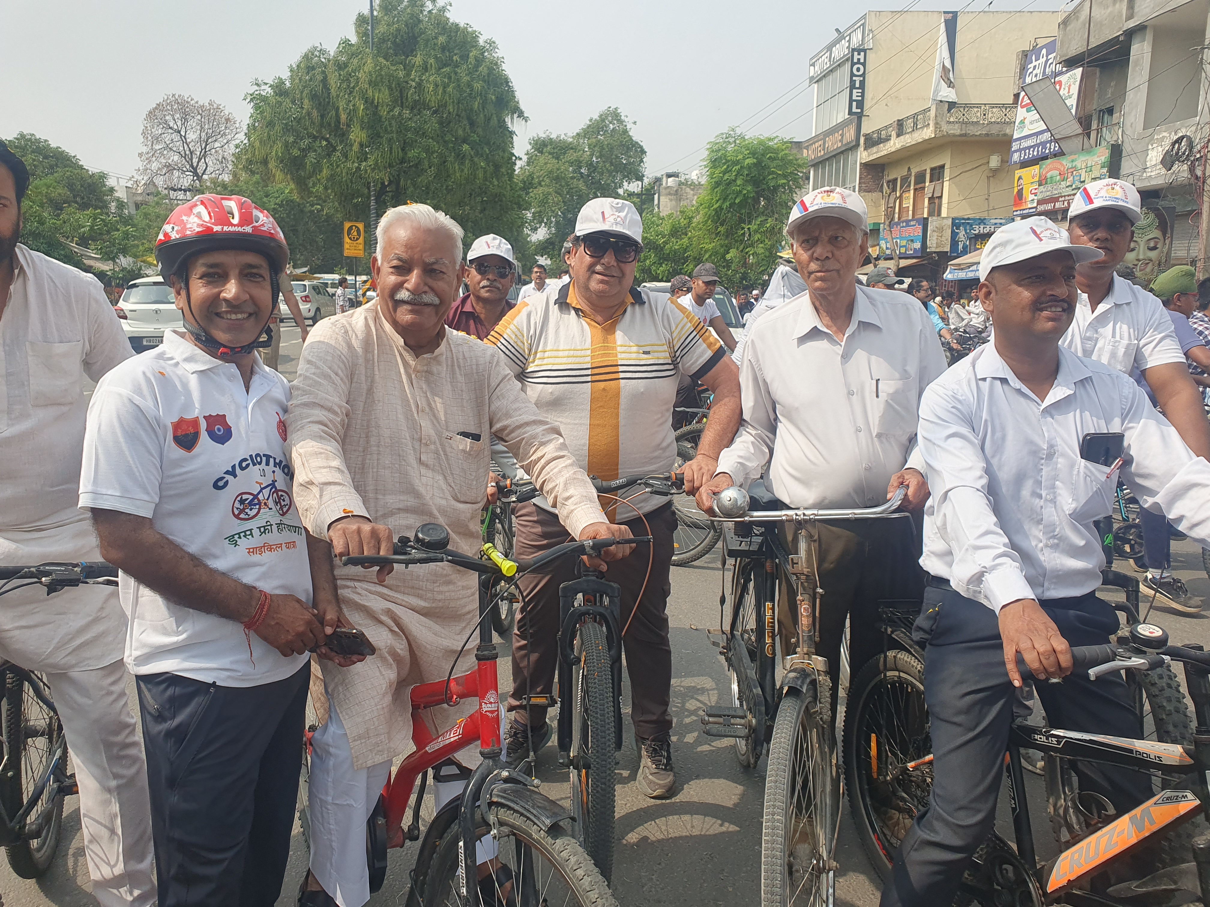 साइकिल चलाते हुए विधायक घनश्याम दास अरोड़ा साइकिल चलाते हुए विधायक घनश्याम दास अरोड़ा