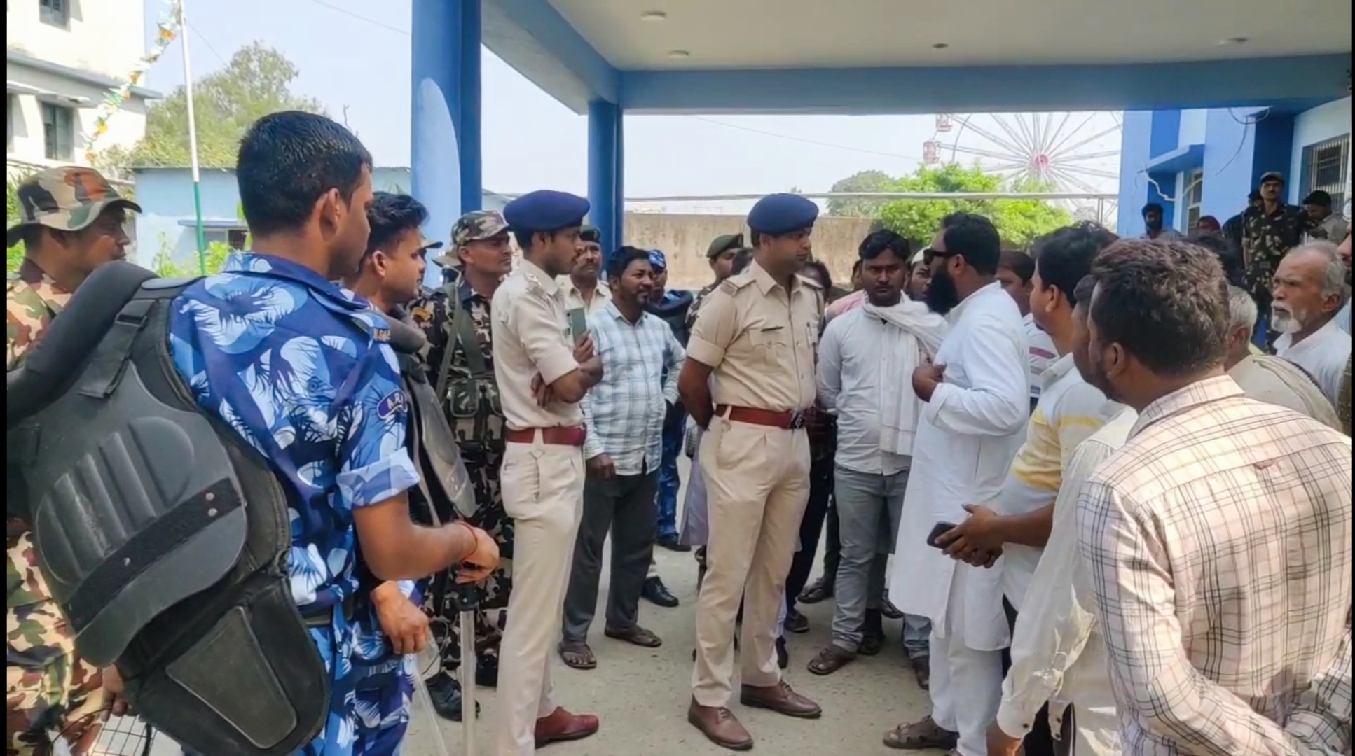 अररिया फोटो:हंगामा करते परिजनों को समझाते पुलिस अररिया फोटो:हंगामा करते परिजनों को समझाते पुलिस