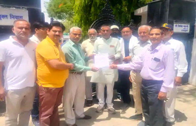 उपायुक्त निवास पर विहीप के कार्यकर्ता ज्ञापन देते हुए। उपायुक्त निवास पर विहीप के कार्यकर्ता ज्ञापन देते हुए।