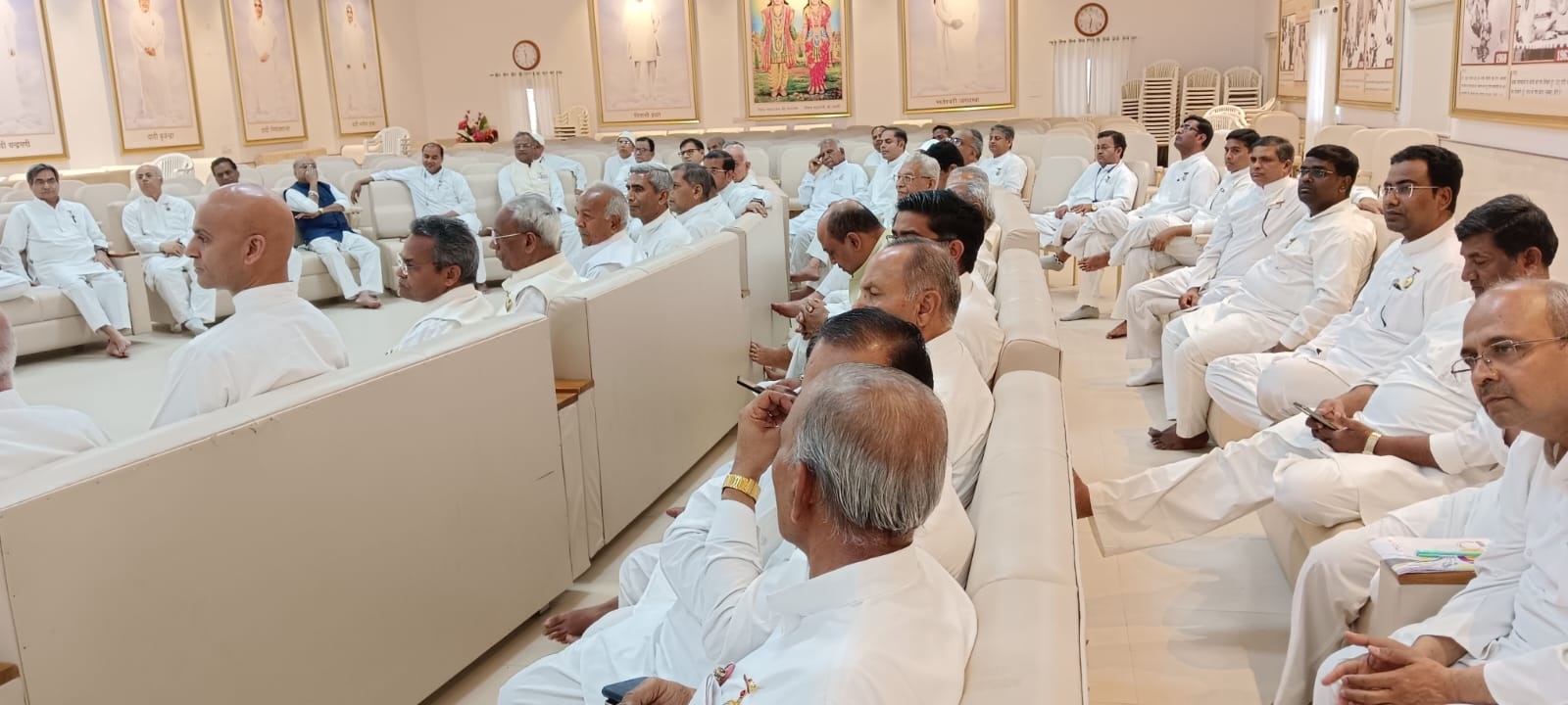 शांतिवन के दादी मीटिंग हॉल में तैयारियों को लेकर हुई बैठक। शांतिवन के दादी मीटिंग हॉल में तैयारियों को लेकर हुई बैठक।
