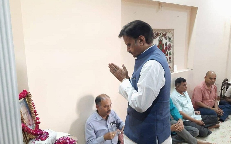 उप मुख्यमंत्री शुक्ल ने वरिष्ठ पत्रकार अनुराग उपाध्याय की माता जी को अर्पित की श्रद्धांजलि उप मुख्यमंत्री शुक्ल ने वरिष्ठ पत्रकार अनुराग उपाध्याय की माता जी को अर्पित की श्रद्धांजलि