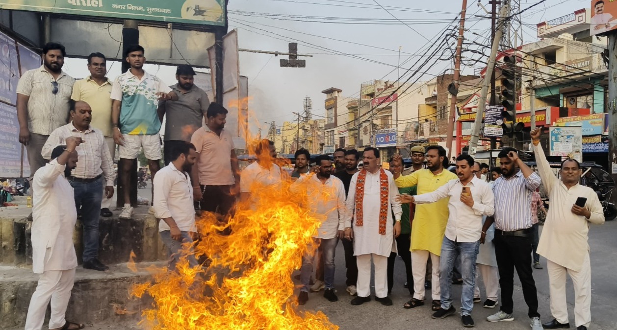 भाजपा युवा मोर्चा ने नेशनल हेराल्ड घोटाले को लेकर फूंका सोनिया-राहुल का पुतला भाजपा युवा मोर्चा ने नेशनल हेराल्ड घोटाले को लेकर फूंका सोनिया-राहुल का पुतला
