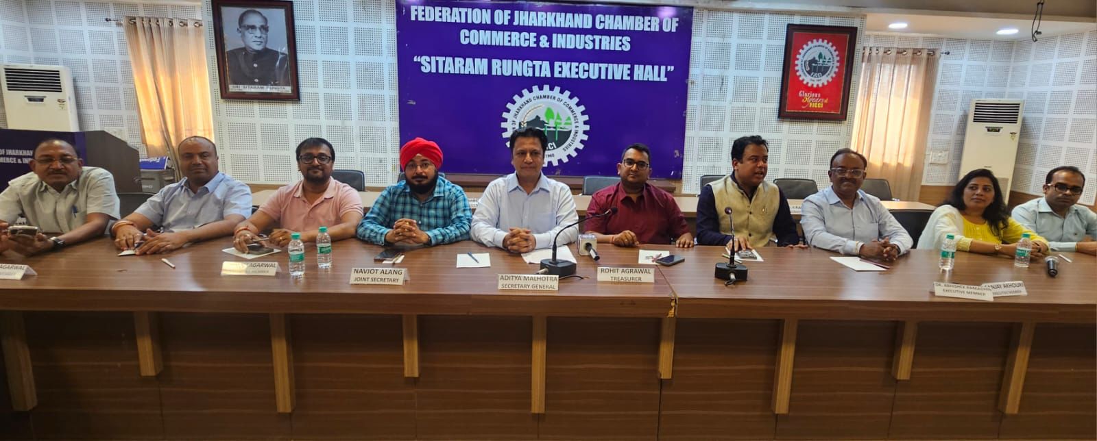 चेंबर की प्रेस वार्ता में मौजूद सदस्यों की फोटो चेंबर की प्रेस वार्ता में मौजूद सदस्यों की फोटो