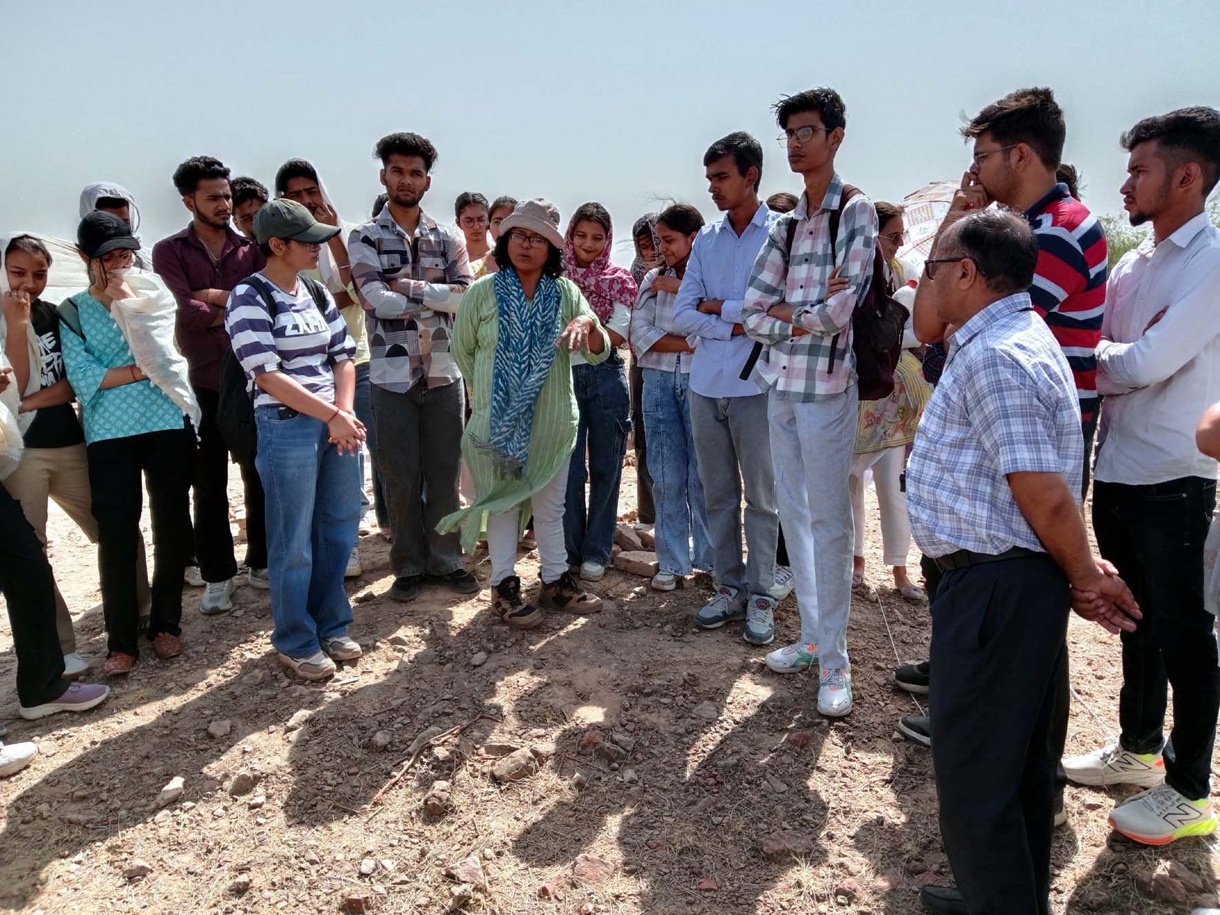 अग्रोहा टीले का भ्रमण करते जानकारी लेते दयानंद कॉलेज के विद्यार्थी। अग्रोहा टीले का भ्रमण करते जानकारी लेते दयानंद कॉलेज के विद्यार्थी।