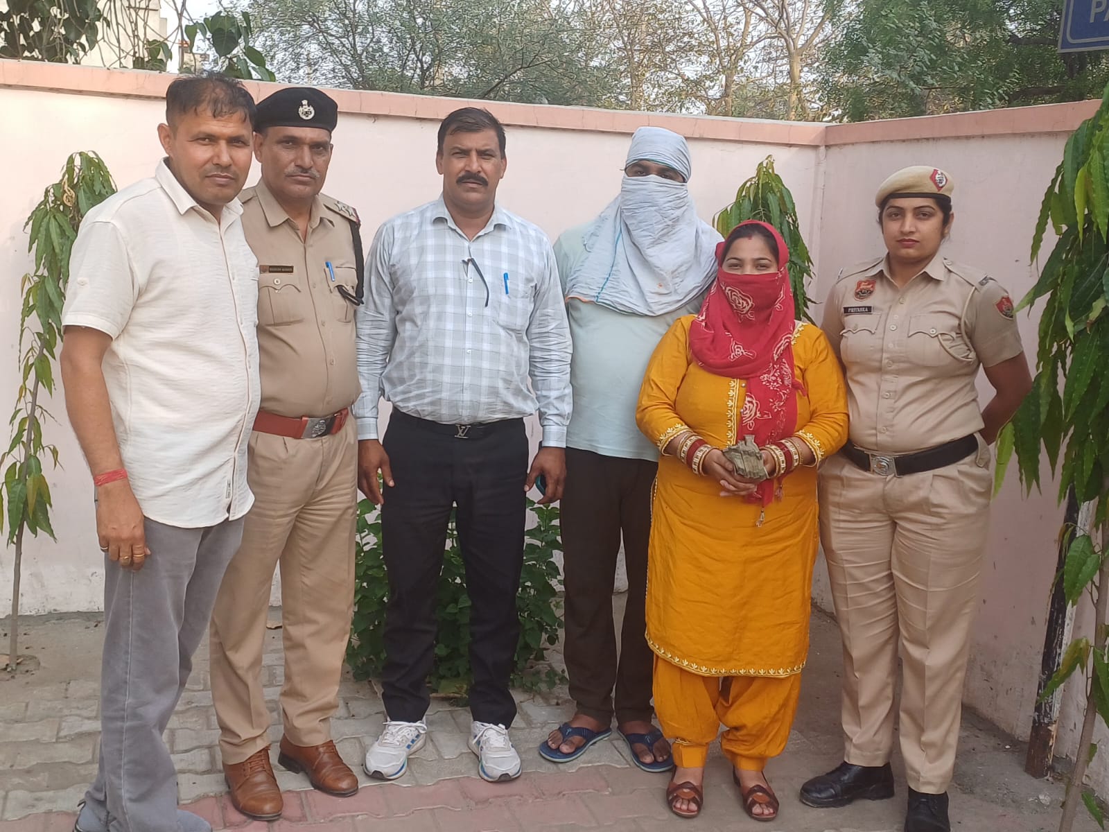 पुलिस हिरासत में डायरेक्टर दंपत्ति पुलिस हिरासत में डायरेक्टर दंपत्ति