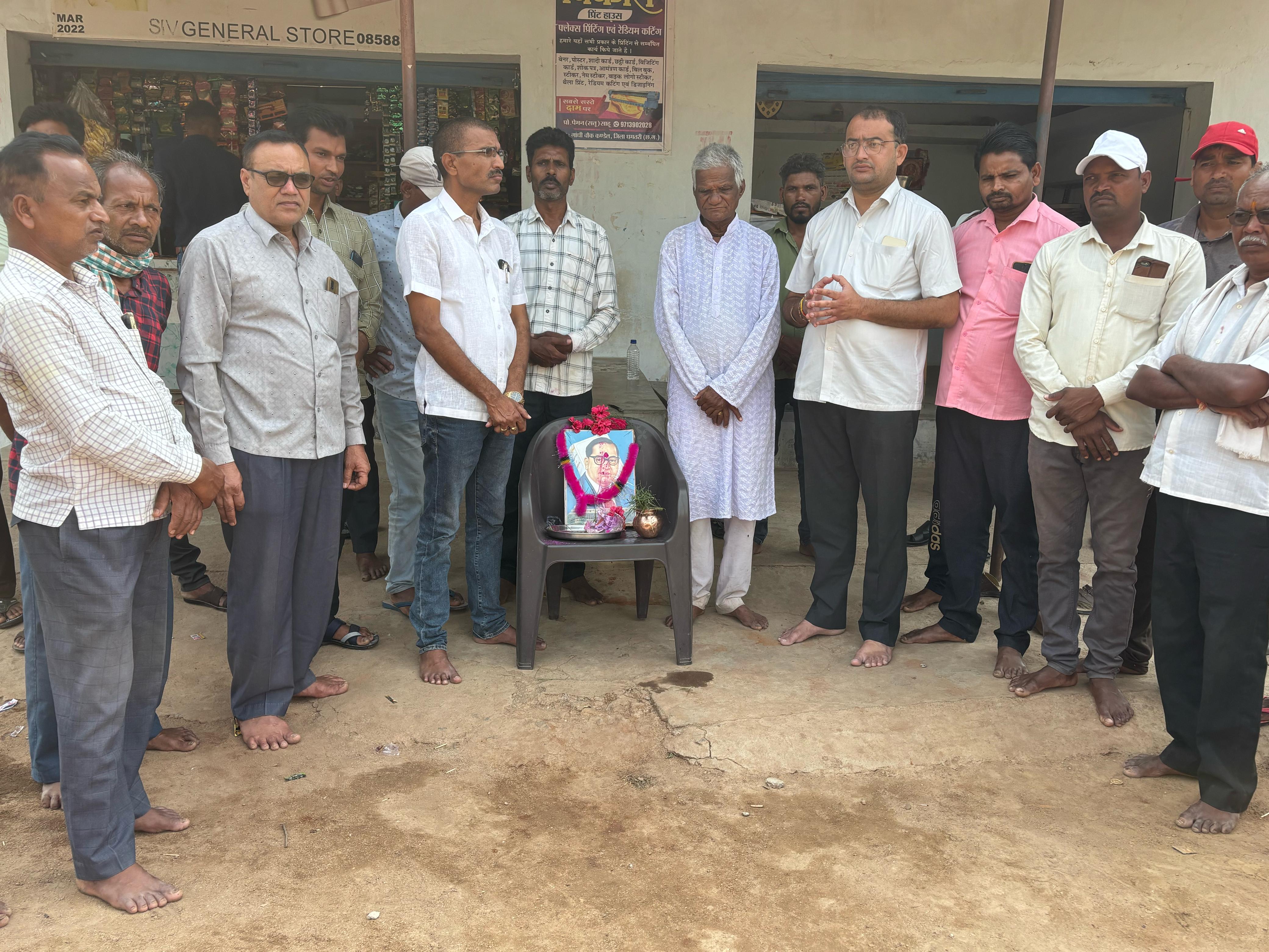 ग्राम देवपुर में आयोजित कार्यक्रम में उपस्थित भाजपाई