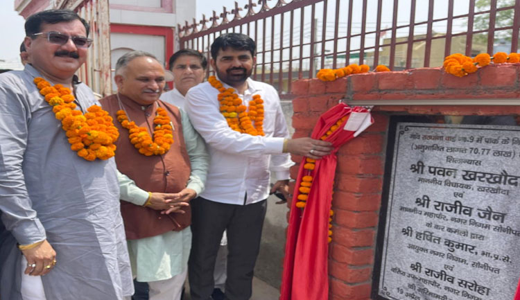 सोनीपत:         विकास परियोजनाओं की शुरुआत करते हुए महापौर राजीव जैन, विधायक पवन खरखौदा