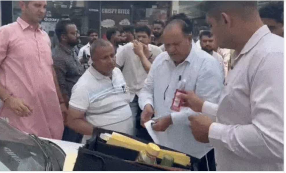 एंटी करप्शन ब्यूरो के अधिकारी पूर्व पार्षद कमल मित्तल को गिरफ्तार करते हुए, एंटी करप्शन ब्यूरो के अधिकारी पूर्व पार्षद कमल मित्तल को गिरफ्तार करते हुए,