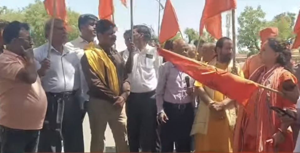 बंगाल की हिंसक घटनाओं पर अजमेर कलेक्ट्रेट पर प्रदर्शन। राष्ट्रपति शासन की मांग। बंगाल की हिंसक घटनाओं पर अजमेर कलेक्ट्रेट पर प्रदर्शन। राष्ट्रपति शासन की मांग।