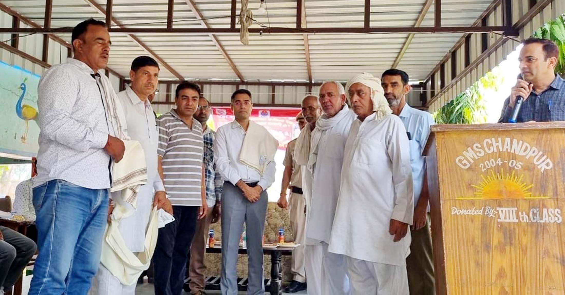 चांदपुर गांव में आयोजित नशा मुक्ति जागरूकता कार्यक्रम में एसपी को सम्मानित करती चांदपुर पंचायत। चांदपुर गांव में आयोजित नशा मुक्ति जागरूकता कार्यक्रम में एसपी को सम्मानित करती चांदपुर पंचायत।